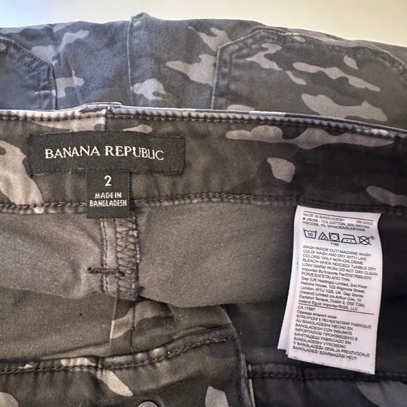 Banana Republic Camo Straight Leg Cargo Pants | Size 2 - Picture 6 of 10